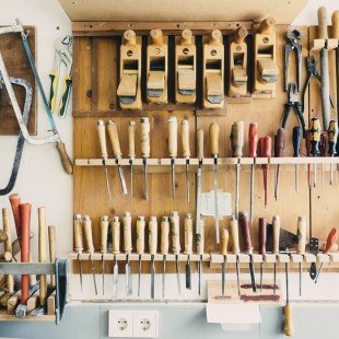 Atelier werkkast met houtberwerkingsmateriaal