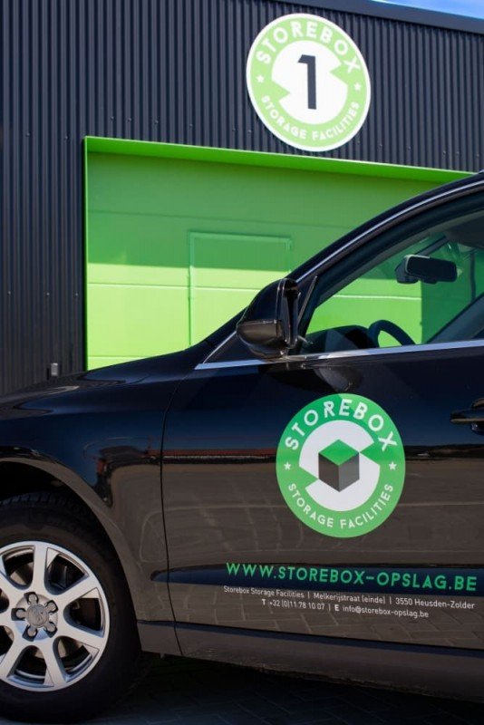 Storebox auto close-up