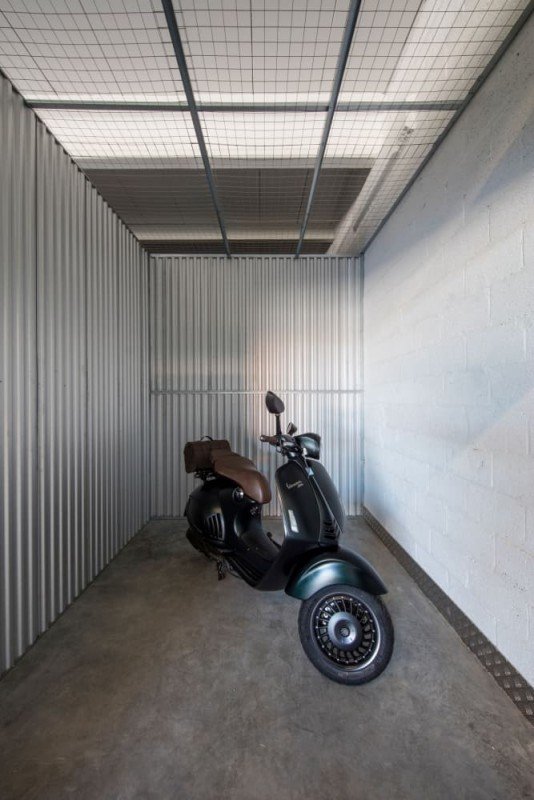Storebox opslagruimte met scooter