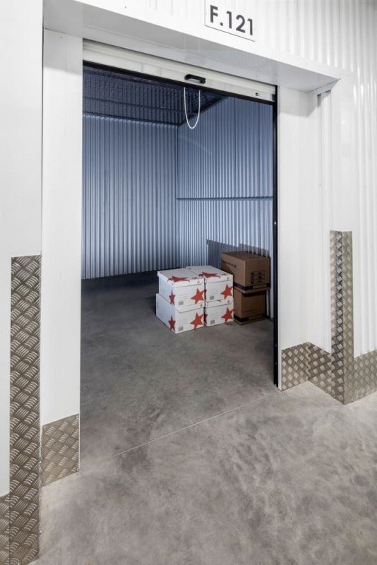 Storebox opslagruimte met open poort