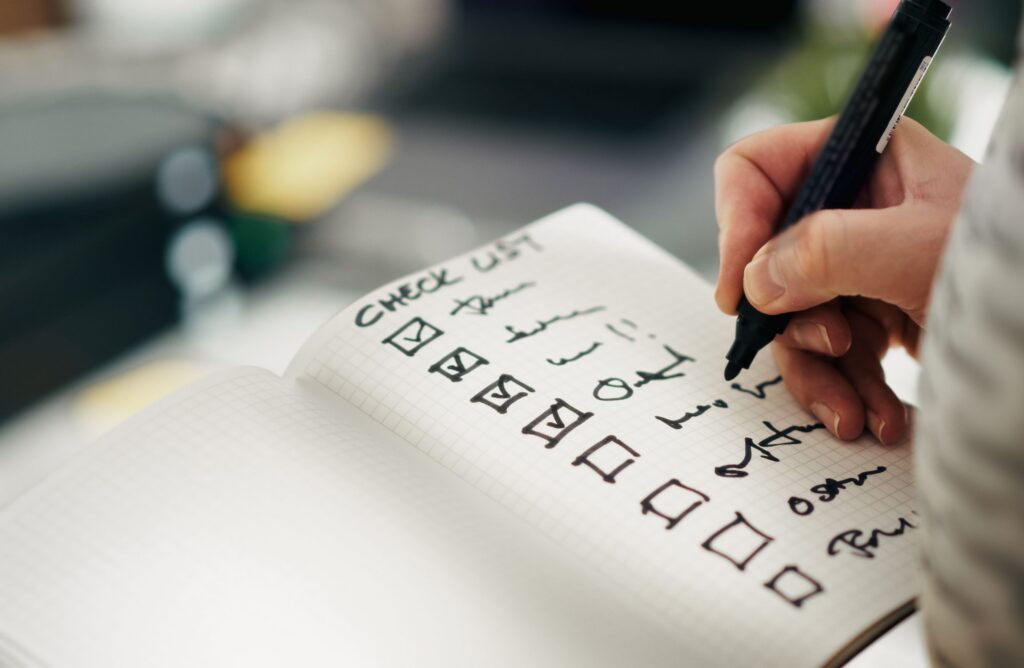 Iemand maakt een checklist en vinkt enkele puntjes af
