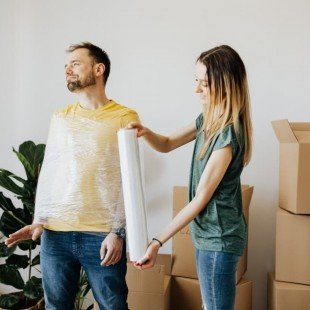 Man en vrouw staan klaar om in te pakken