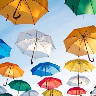 Verschillend gekleurde paraplu's in de lucht